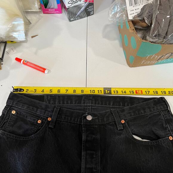 Levi’s Black 501 Button Fly Original Fit 5 Pocket Jeans Mens 40X30 Denim - Picture 7 of 8